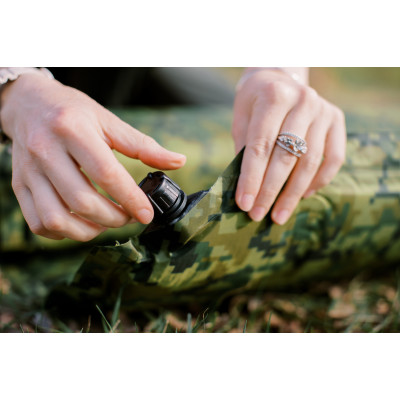 Килимок самонадувний Tramp з можливістю зістібання camo 185х65х5 UTRI-007 Килимок самонадувний Tramp з можливістю зістібання camo 185х65х5 UTRI-007